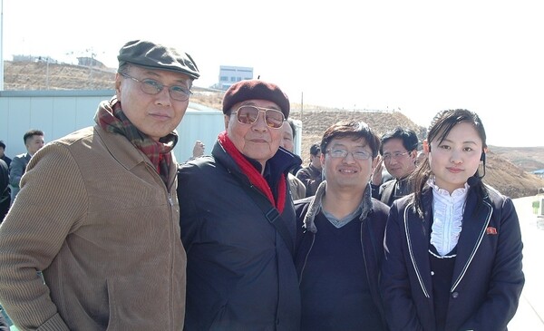 지난 2007년 개성공단 방문 때 북쪽 안내원과 함께한 고 강창덕(왼쪽 둘째) 선생과 필자(오른쪽 둘째) . 김두현 의원 제공