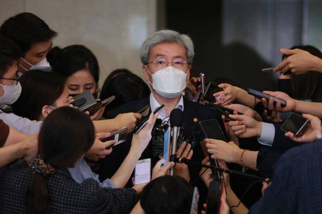 고승범 금융위원장이 10일 오후 서울 중구 은행연합회에서 열린 금융위원장-금융지주회장 간담회를 마친 뒤 취재진의 질문에 답하고 있다. 연합뉴스