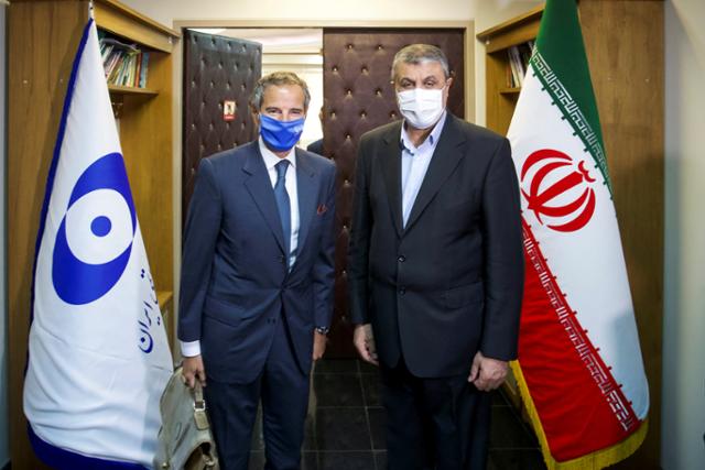 라파엘 그로시 (왼쪽) 국제원자력기구(IAEA) 사무총장과 모하마드 에슬라미 이란 원자력청(AEOI) 청장이 12일 테헤란에서 임시 핵사찰에 합의한 뒤 사진을 촬영하고 있다. 테헤란=로이터 연합뉴스