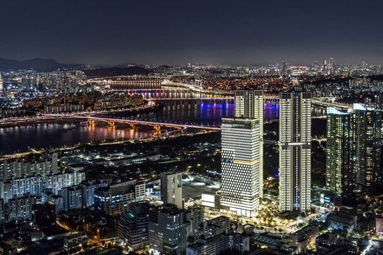 서울 뚝섬에 지난해 말 입주한 초고층 주상복합아파트인 아크로서울포레스트. 거래가격이 분양가보다 최고 25억원 비싸다.