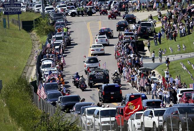 미국 시민들이 8일(현지시간) 미주리주 케이브 스프링스 인근의 고속도로에서 지난달 26일 아프가니스탄 카불 공항 테러로 숨진 자국 해병대 소속 재러드 슈미츠(20) 일병의 유해를 운구하는 험비 차량을 지켜보며 추모하고 있다. 케이브 스프링스|AP연합뉴스