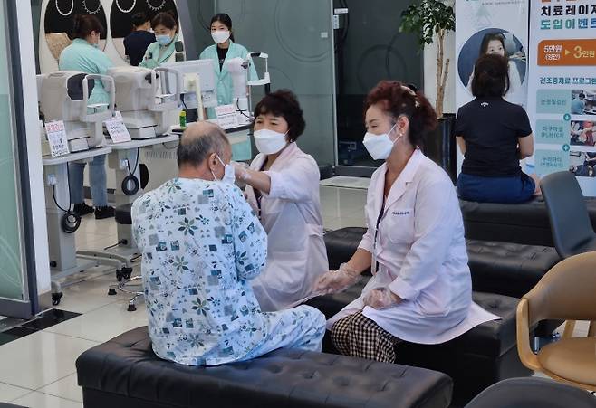간호조무사 자격증을 보유하고 있는 광주 광산구 ‘휴블런스’ 동행 매니저들이 한 노인의 병원 진료를 도와주고 있다.  광주 광산구 제공