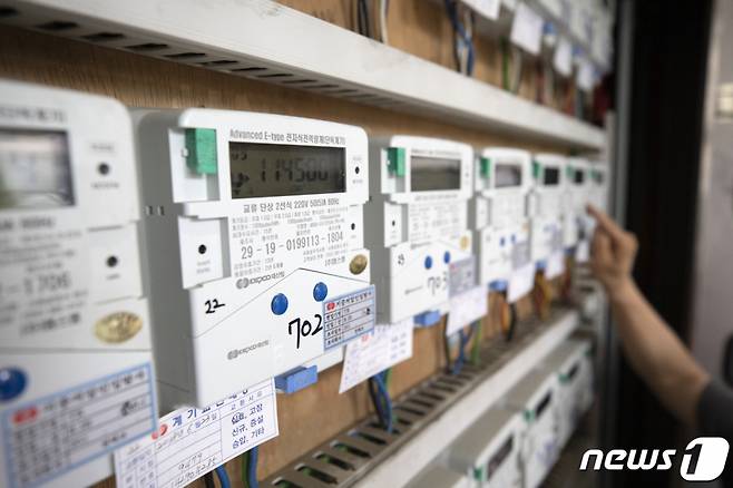 지난 6월 서울의 한 다세대 주택에 설치된 전기계량기에 숫자가 표시되고 있다/사진=뉴스1