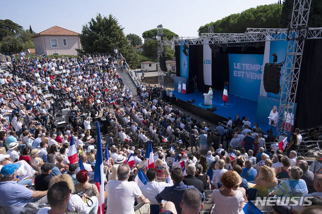 [AP/뉴시스] 12일 프랑스 극우 국민집회의 마린 르펜 당수가 프레쥐스에서 많은 지지자들이 참석한 가운데 대선 출마를 발표하고 있다