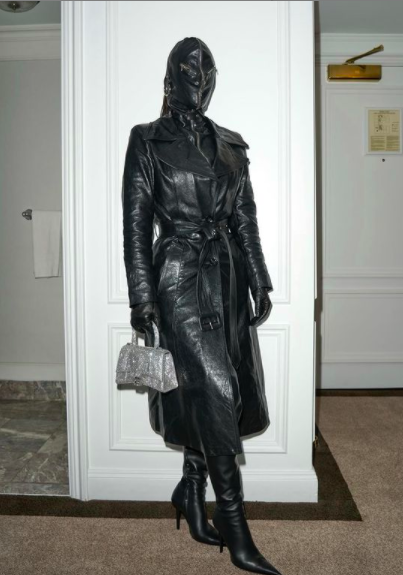Hollywood issue maker Kim Kourtney Kardashian seems to be exploring hide properlyKourtney Kardashian made a shocking appearance Wednesday, with her head to toe covered in leather completely as she stayed at the Ritz Carlton Hotel in Central Park South, USA.Kourtney Kardashians fashion is all in black leather.It included stiletto heel boots, loose trousers, trench coats and a full head cover with space to stick out the back hair.He also unveiled this wonderful basal through his SNS.Paige Six commented, It seems that Catwoman stumbled through a black garbage bag to find something new to wear for the night in a dirty underground world in New York.Kourtney Kardashian is in town to attend the Met Gala Rizzatto event on Monday night.The event has been increasingly criticized for its transformation from haute couture to fashion clown shows.Meanwhile, Kim Kourtney Kardashian married Damon Thomas in 2000 and divorced in four years.In 2011, he remarried Chris Humphreys, and in 2013, two years later, they were again in Gala Rizzatto.Kim Kourtney Kardashian, who remarried Kanye West in 2014, has first North West, second St West, third Chicago West and youngest Sam West.However, they also filed for divorce seven years after marriage and agreed to custody and property division.Kim Kourtney Kardashian Instagram