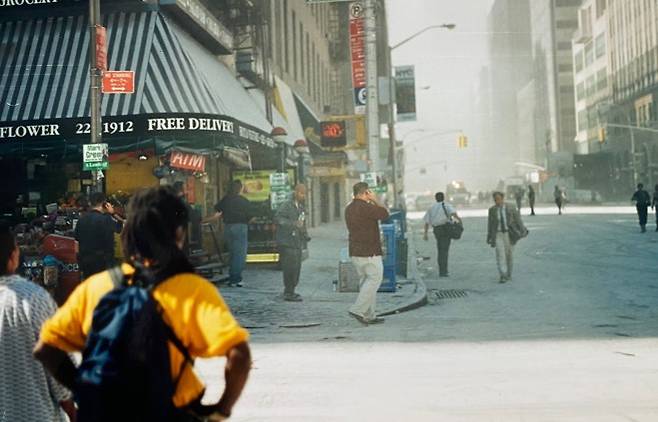 2001년 9월 11일 미국 뉴욕 맨해튼의 110층짜리 세계무역센터(WTC)가 무너지던 현장 인근에서 있던 시민들. 윤건수씨 제공