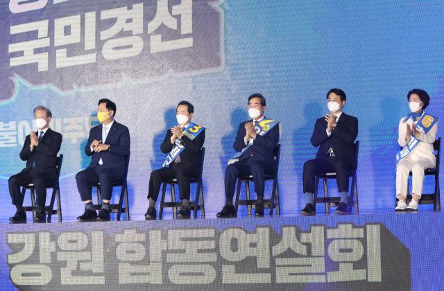 12일 오후 강원 원주시 오크밸리리조트 컨벤션센터에서 열린 더불어민주당 강원권역 순회경선 합동연설회에서 후보들이 선거 결과 발표를 들은 뒤 손뼉 치고 있다. 왼쪽부터 기호순으로 이재명, 김두관, 정세균, 이낙연, 박용진, 추미애 후보./연합뉴스