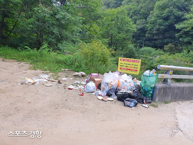 남전1리 마을 곳곳에 쓰레기들이 무분별하게 버려져 있다.