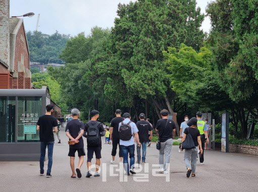 8월 29일 ‘자영업자 한마음 한걸음 걷기’에 참여한 수도권 자영업자 10여명이 오후 1시 5분 경 서울 서대문구 독립문공원을 걷고 있다.(사진=조민정 기자)