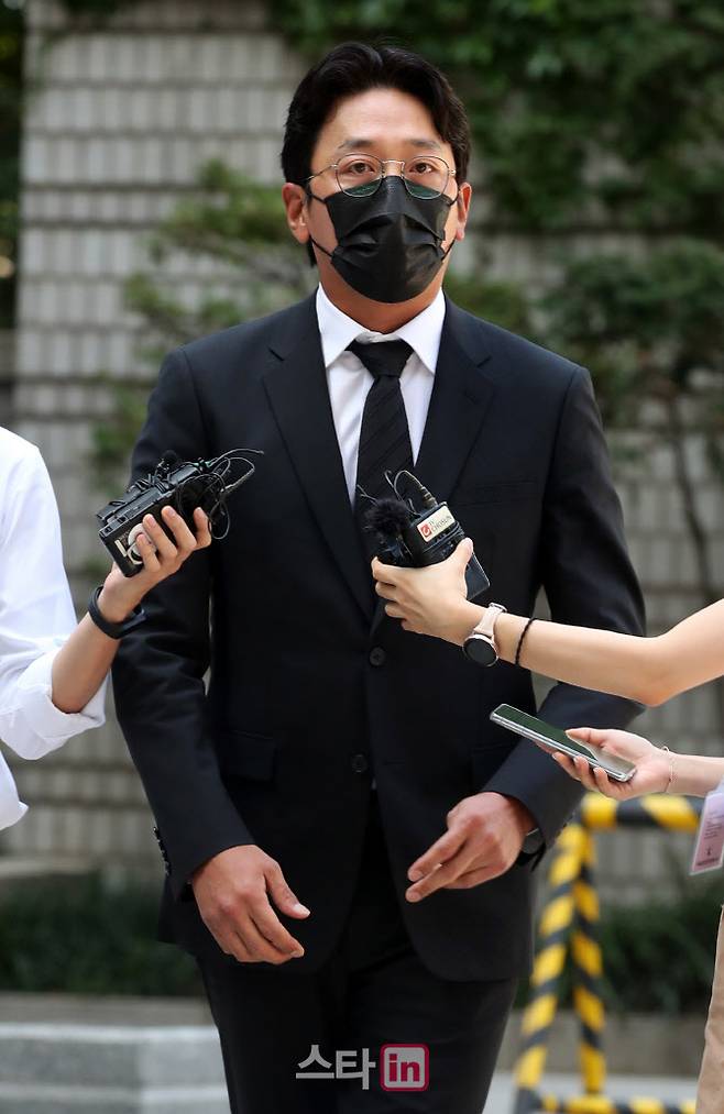 프로포폴 불법 투약 혐의를 받고 있는 배우 하정우가 지난 8월 10일 오전 서울 서초동 서울중앙지방법원에 출석하고 있다.(사진=방인권 기자)