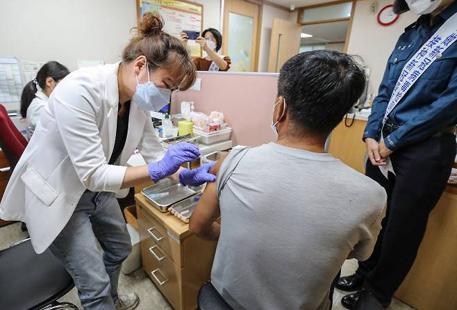 신종 코로나바이러스 감염증(코로나19) 백신 1차 접종이 인구의 61%를 돌파한 것으로 발표된 8일 오후 서울 영등포구 대림동 영등포보건소 분소에서 인근 지역에서 거주 중인 국내 미등록 중국인이 얀센사의 코로나19 백신을 접종을 받고 있다. (사진=연합뉴스)