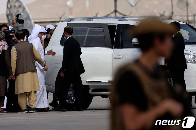 무함마드 빈 압둘라만 알사니 카타르 외무장관이 12일 아프가니스탄 카불에 도착해 차량에 탑승하고 있다.© AFP=뉴스1