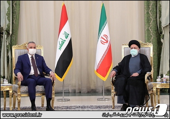 12일 무스타파 알 카데미 이라크 총리(좌)가 이란을 방문해 새로 취임한 에브라힘 라이시 이란 대통령을 만났다. © 로이터=뉴스1