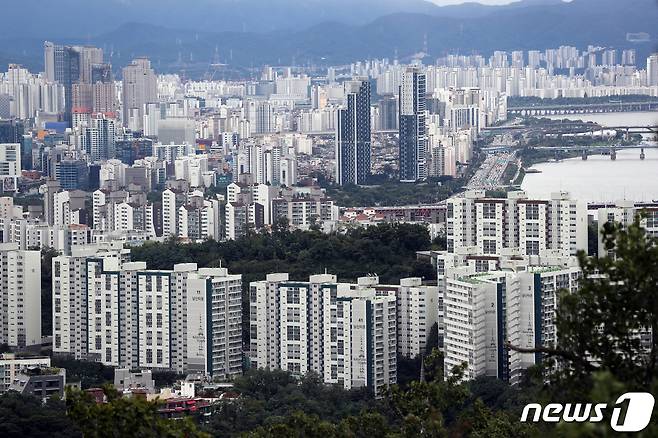 서울 남산에서 도심의 아파트 및 주택 단지가 보이고 있다. 2021.9.1/뉴스1 © News1 황기선 기자