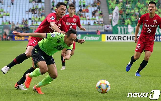 26일 오후 전북 전주시 전주월드컵경기장에서 열린 2019 아시아축구연맹 챔피언스리그(ACL) 16강 2차전 전북 현대와 상하이 상강의 경기에서 전북 문선민이 돌파를 하고 있다.2019.6.26/뉴스1 © News1 문요한 기자