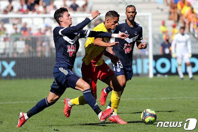 지롱댕 보르도 공격수 황의조(왼쪽). © AFP=뉴스1