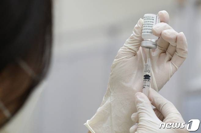 의료진이 신종 코로나바이러스 감염증(코로나19) 백신을 주사기에 담는 모습. 2021.8.5/뉴스1 © News1 성동훈 기자