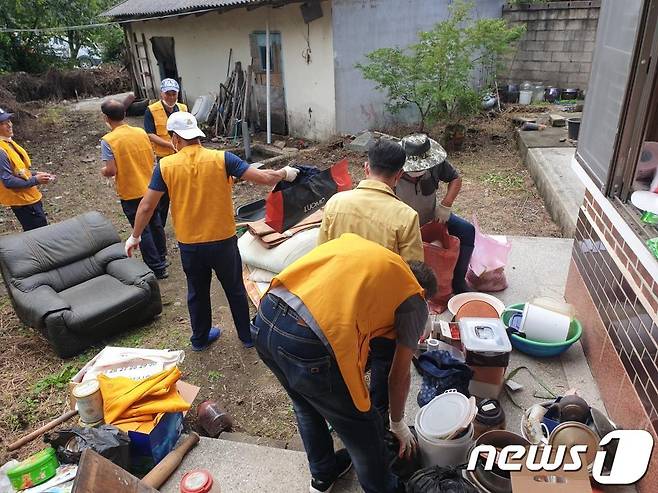 장성군의 동네 해결사 '옐로우시티 복지기동대'. © News1