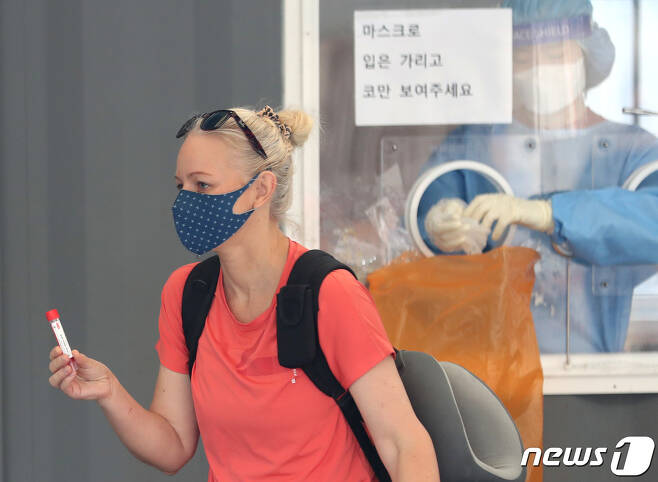 13일 서울 중구 서울역 임시선별진료소에서 한 외국인이 검사 안내를 받고 있다.© News1 이성철 기자