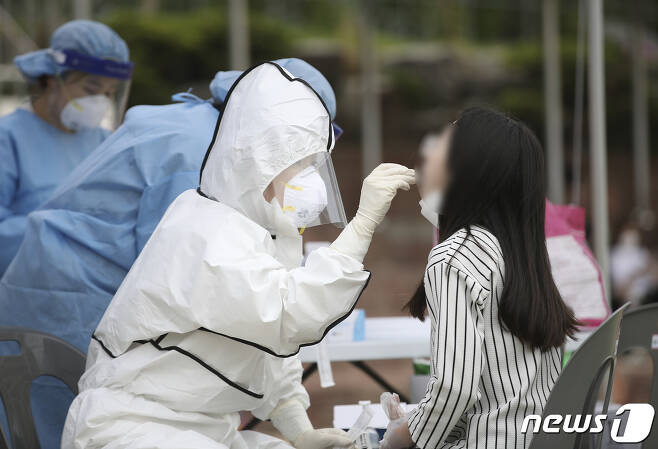 울산 동구 한 초등학교 운동장에 마련된 신종 코로나바이러스 감염증(코로나19) 임시 선별진료소에서 한 학생이 검사를 받고 있다.© News1 윤일지 기자