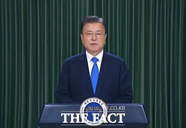 문재인 대통령이 13일 오후 서울의 한 호텔에서 열린 '2021년 글로벌 바이오 콘퍼런스'에서 영상 축사를 하고 있다. /청와대 제공