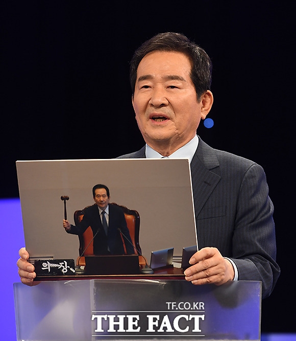 이날 정세균 예비후보는 '내 인생의 한 장면'으로 박근혜 전 대통령 탄핵 가결 사진을 공개했다. /이새롬 기자