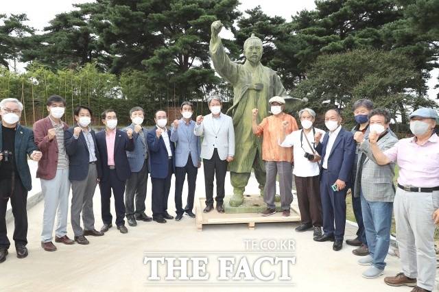 유진섭 시장은 “동상 철거를 결정하기까지 많은 고민이 있었지만, 학계와 시민들의 염원을 받드는 것이 동학농민군이 꿈꿔왔던 길을 가는 것”이라며 “새롭게 제작되는 동상은 과거 수직적 위계질서의 구도를 타파한 수평적 작품으로 동학의 인내천 정신을 더욱 살리는 작품이 될 것”이라고 밝혔다. / 정읍시 제공