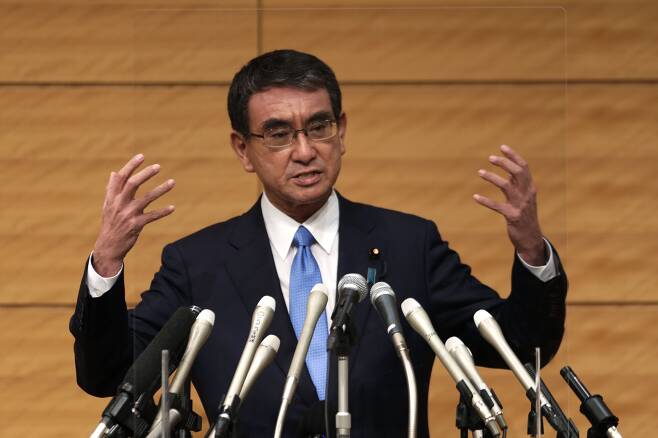 고노 다로 일본 행정개혁 담당상이 지난 10일 도쿄에서 기자회견을 통해 자민당 차기 총재 경선 출마를 공식 선언하고 있다./AP연합뉴스