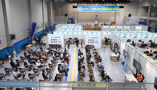 지난 7일 오후 서울 마포구민체육센터에 마련된 코로나19 예방접종센터를 찾은 시민들이 접종 순서를 기다리고 있다. /연합뉴스
