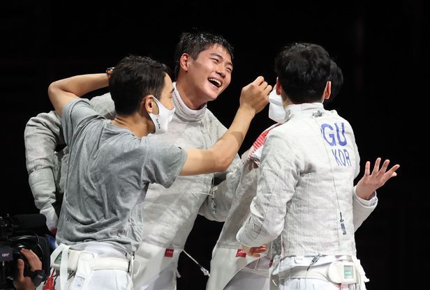 지난 7월28일 일본 지바의 마쿠하리 메세에서 열린 도쿄올림픽 남자 펜싱 사브르 단체전 대한민국 대 이탈리아 결승전. 한국 선수들이 이탈리아를 누르고 금메달을 딴 뒤 기뻐하고 있다. ⓒ연합뉴스