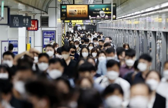13일 오전 서울 지하철 광화문역에서 출근길 시민들이 발걸음을 옮기고 있다. ⓒ연합뉴스