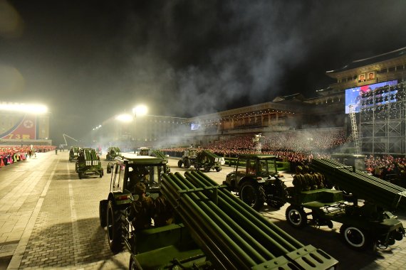 북한 정권 수립 73주년 기념 열병식에 참가한 농촌기계화부대 트랙터들이 BM-11 다연장로켓포가 실린 트레일러를 견인하고 있다. 뉴스1