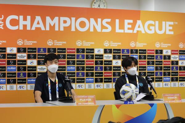 안용우와 이병근 감독(왼쪽부터, 대구FC). 대구FC