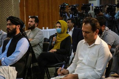 한 언론인이 12일 기자회견에서 압둘 바키 하카니 탈레반 과도정부의 고등교육부 장관에게 질문하고 있다. 카불/EPA 연합뉴스