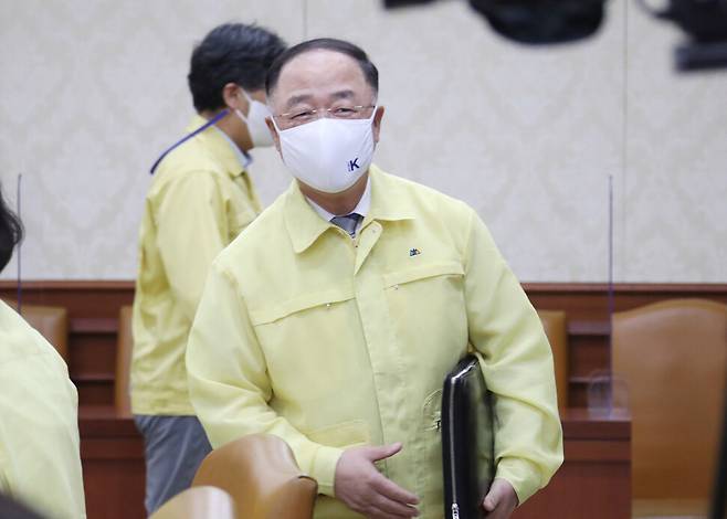 홍남기 부총리 겸 기획재정부 장관이 지난 3일 정부서울청사에서 열린 코로나19 대응 중앙재난안전대책본부(중대본) 회의에 참석하고 있다. 연합뉴스