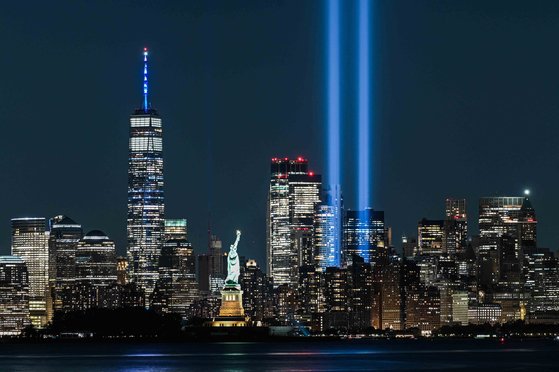 11일(현지시간) 뉴욕 맨해튼에서 9/11 테러 희생자들을 추모하는 푸른빛이 쏘아지고 있다. [AFP=연합뉴스]