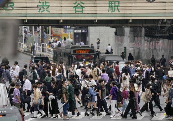 9일 마스크를 쓴 시민들이 일본 도쿄 시부야 역 앞을 지나고 있다. [EPA=연합뉴스]