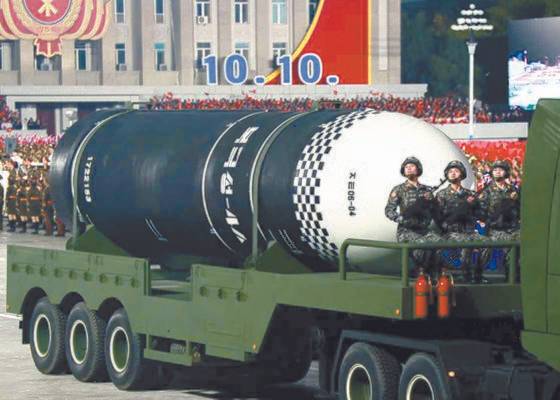 우리 국민 열명 중 7명은 북한의 핵무기 개발에 맞서 한국 역시 독자적인 핵개발에 나서야 한다는 의견을 보였다. 사진은 북한이 2020년 10월 노동당 차건 75주년 열병식에서 공개한 신형 잠수함발사탄도미사일(SLBM). [연합뉴스]
