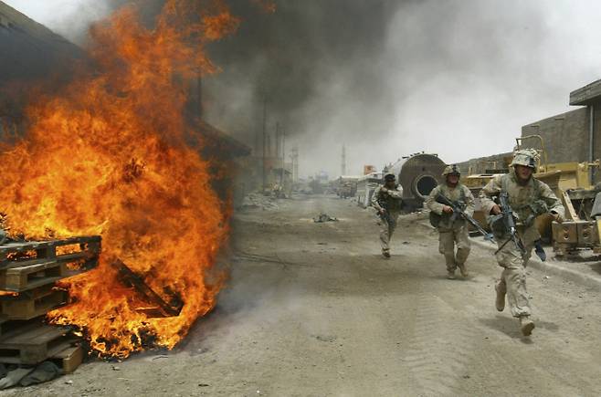 미군이 사담 후세인 이라크 정부와 전쟁을 벌이던 2004년 4월30일 이라크 팔루자의 최전방 기지에서 요새를 불태우고 있다. 팔루자｜AP연합뉴스