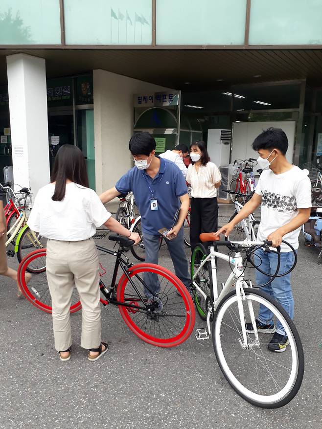 광진구 재생자전거 나눔 사업을 통해 재생된 자전거를 배부하는 모습. 광진구 제공.