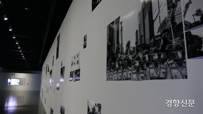 김민의 ‘Yes We Cam’은 집회·시위 현장에서 시민들을 채증하는 경찰을 ‘다시 채증’한 사진 연작이다.