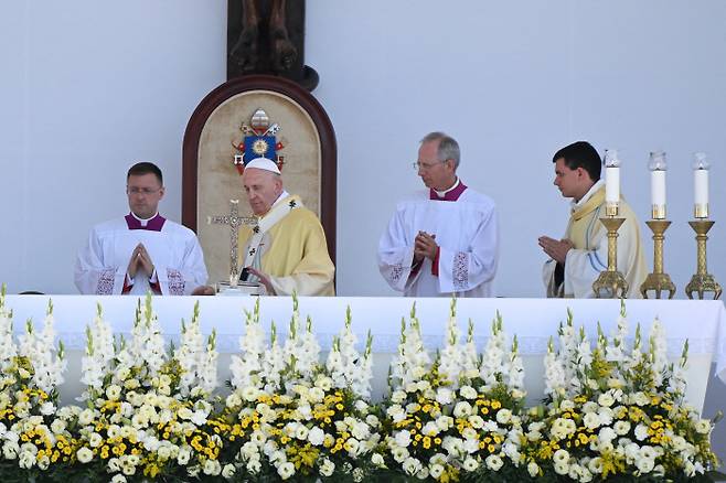 프란치스코 교황(왼쪽에서 두 번째)이 12일(현지시간) 부다페스트 영웅광장에서 열린 제52차 세계 성체대회 폐막 미사를 집전하고 있다. 교황이 가톨릭교회의 대표적 국제행사인 세계 성체대회에 직접 참석해 폐막 미사를 집전한 것은 2000년 이후 21년 만이다. 부다페스트 | AFP연합뉴스