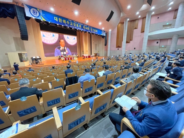 장종현 예장백석 총회장이 13일 충남 천안 백석대학교회에서 열린 제44회 정기총회에서 설교하고 있다.