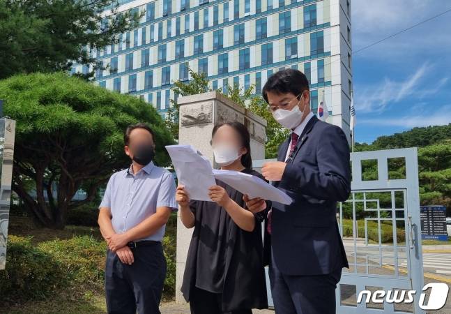 청주 오창 여중생 사건 피해자의 유족이 13일 청주지검 앞에서 기자회견을 열고 경찰의 부실수사를 지적하고 있다. /뉴스1