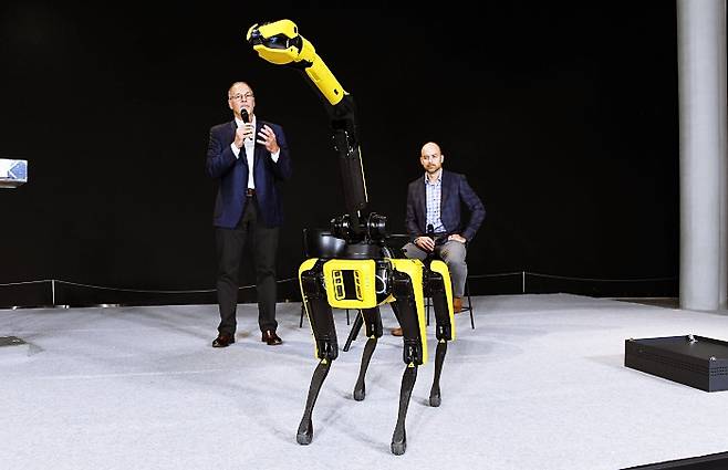 보스턴다이내믹스 미디어 간담회에서 산업용 4족 보행 로봇인 '스팟'을 시연하고 휴머노이드 2족 보행 로봇인 '아틀라스'의 최신 영상도 공개했다./사진제공=현대차그룹