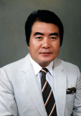 Senior Actor Yoon Yang-ha (real name Yoon Byung-kyu) was later known to have died of chronic illness in United States of America Virginia on the 5th.The deceased, who is from Sunchang, Jeollabuk-do, played a big role in the film industry in the 1970s and 1980s. He wrestled in his hometown with his natural strength and came to Seoul to major in induction at the university.He is healthy and solid, and has a good-looking Honam-type mask with white skin. He has mainly performed thick action acting, and has often played a role as a melodrama.In the 20s and 30s, he alternated between the protagonists of melodrama and action swordsman, and he appeared frequently in local folks in his mid-life after his 40s.The deceased made his debut in 1967 with Kim Soo-yongs Bing Point after passing with Yoon Jung-hee in an audition conducted by a film company while he was in charge of Induction at the YMCA.He later appeared in films such as Teaking Correspondent (1968), Seven People in the Underground (1969), Thirty Years of Confrontation (1970), Cuckoo Kido at Night (1980), and Mulle Banga (1986).He has also starred in more than 20 swordsmen, including The Sword of the Month, The Sword of the Pilsal, and The Great Revenge of the Inner Planet, including The Witches (1967) and Always Others (1969).Im Kwon-taek has appeared in more than 20 films, including Seedsman. The number of films starring the deceased is 290.He served as chairman of the Korea Film Associations acting subcommittee, 23rd and 24th President of the Korea Actor Association, Honorary Chairman of the Korea Actor Association, Barcelona, ​​the head of the Korea Induction Team in Atlanta,In particular, the deceased, who has been up to the semi-finals of the national team selection, has participated in the administration of the Induction group without abandoning his passion for Induction while acting as an actor.The late man, who is a lunar speaker, once ran for a member of parliament with a dream of a politician.When I went to United States of America 20 years ago, my brother Yang-ha said we were my eternal brother-sister, said Actor Han Ji-il, who appeared with the deceased in Im Kwon-taeks We cried in the butterfly and Choi Ha-wons Invited People and Kwon Young-soons One-Minute Seven-School.The funeral will be held at 7:30 pm on March 13 at the United States of America in Centerville, Virginia.The bereaved family includes his wife Seo Sung-mi and his son Tae-woong, who is an ice hockey player.