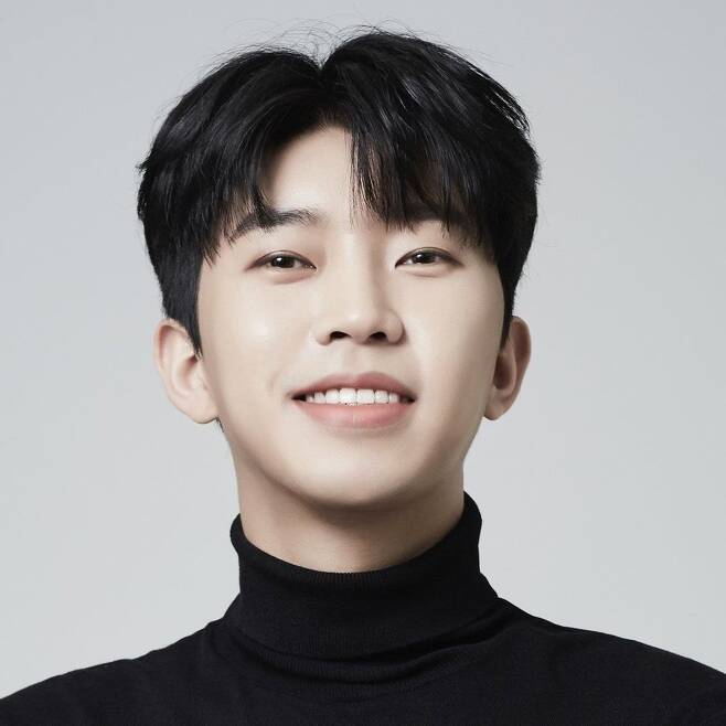 A new Profile photo of Singer Lim Young-woong has been released.On September 13, Lim Young-woongs official SNS read, Artist Lim Young-woong and the heroic era: pretty flower path cherry blossoms that have been drawn like cherry blossoms.I will continue to be together like now. Lim Young-woong agency Fish Music added, Just walk the flower path. Its not a flower path, if its with the heroic era.The photo is a profile photo released by Fish Music to commemorate the new start of Lim Young-woong.Lim Young-woong in the picture shows the essence of warmth.Lim Young-woong and TV Chosuns exclusive management contract expired on September 11th.Lim Young-woong said through the official SNS, I take a long Summertime deadline.It was yesterday when I took my first step with excessive love, and the moment of separation that seemed to not come came came. I was really happy and thankful.I am going to part for a while now, but I will not let go of it anytime and anywhere. I am excited to make a lot of memories with my fans who love Summertime in the future, he added.Lim Young-woong officially debut the music industry on August 8, 2016 with his first single, I hate you.He appeared on TV Chosun Mr Trot last year and proved his national popularity by winning the final place based on his outstanding singing ability.Lim Young-woong has been a good example of the donation of 200 million won, 100 million won each, together with his agency fish music, to the charity community of love fruit in June to repay the constant love of fans.