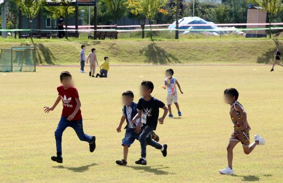 공놀이 하는 아프간 어린이들 - 13일 오전 충북 진천군 국가공무원 인재개발원에서 자가격리를 마친 아프가니스탄 특별기여자들이 체육 활동을 하고 있다. 2021.9.13 사진공동취재단