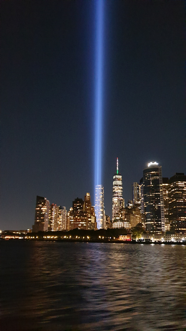 9·11 테러 하루 전인 10일(현지 시간) 밤 파란색 불빛이 희생자를 기리고 있다. /뉴욕=김영필 특파원