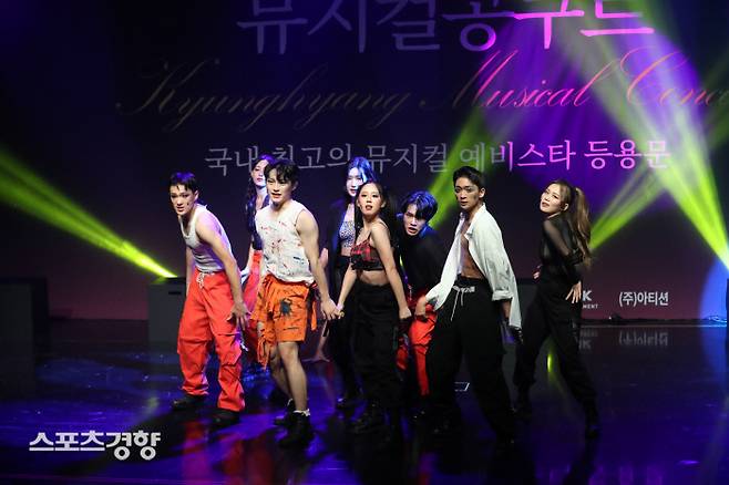 대상을 차지한 이시은 외 8명이 지난 12일 2021 경향뮤지컬 콩쿠르 본선이 열린 서울 중구 경향아트힐에서 ‘Cell Block tango’을 열연하고 있다. 2021.09.12 정지윤 선임기자